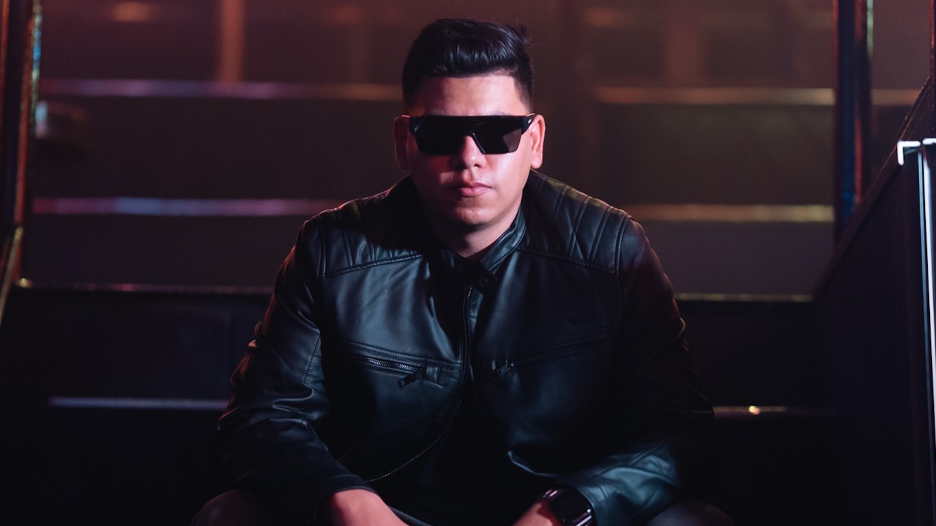 DJ ZAVALA en su estudio de DJ